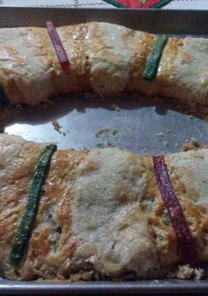 A picture of Rosca de Reyes Filled with Cream and Fruit.