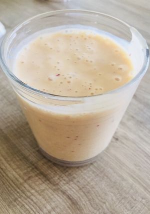Una foto de Batido de plátano, uvas y durazno 🍑 🍌🍇