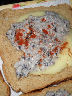 Una foto de Pan integral con queso y pasta de porotos