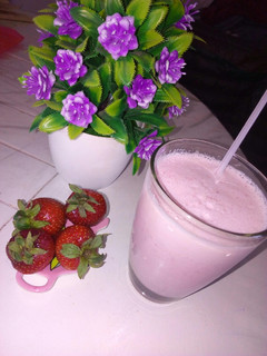 Una foto de Licuado de frutillas🍓🍓