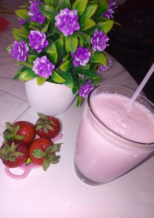 Una foto de Licuado de frutillas🍓🍓