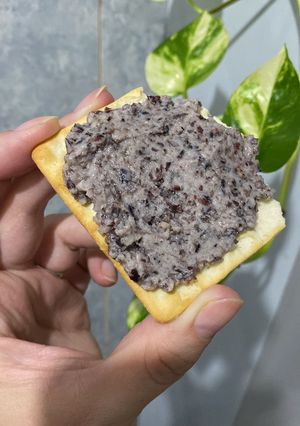 Una foto de Hummus de porotos negros y colorados