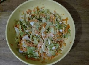 Una foto de Ensalada de Lechuga, zanahoria y huevo con salsa golf