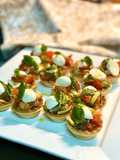 Tartaletas rellenas tipo caprese