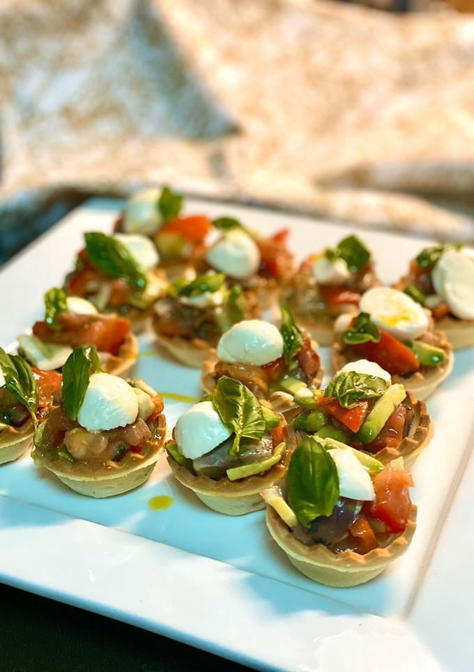 Una foto de Tartaletas rellenas tipo caprese