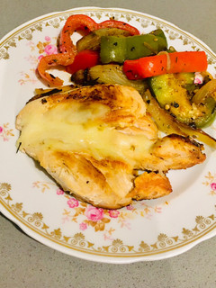 Una foto de SUPREMAS DE #POLLO CON VERDURAS EN LA PLANCHETA
