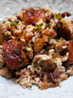 Una foto de Arroz de butifarra negra, costillas y habitas baby