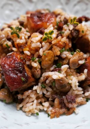 Una foto de Arroz de butifarra negra, costillas y habitas baby