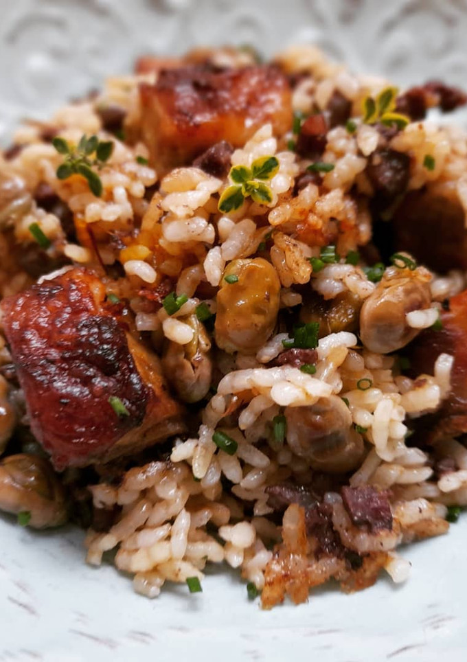 Una foto de Arroz de butifarra negra, costillas y habitas baby