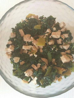 Una foto de Kale con espinacas y tofu