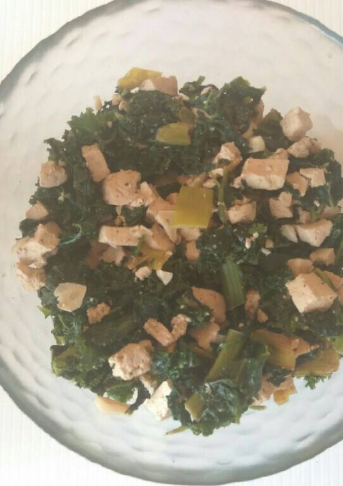 Una foto de Kale con espinacas y tofu