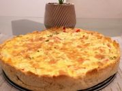 Una foto de quiche de cebolla pollo