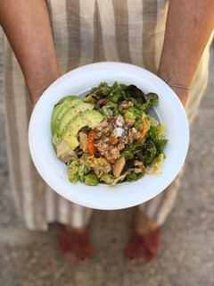Una foto de Ensalada completa con un poco de todo