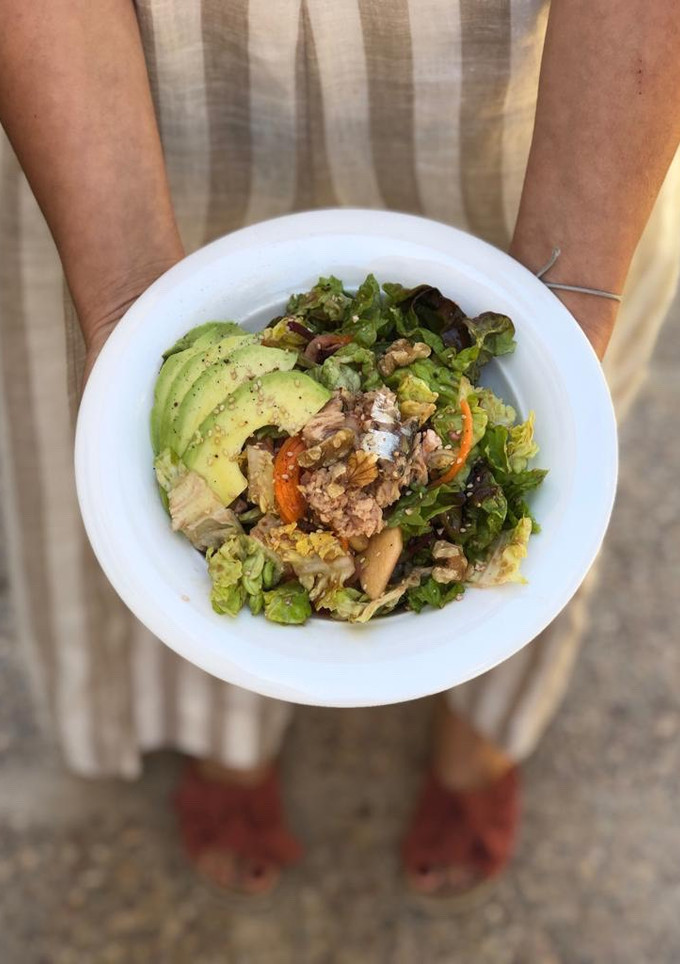 Una foto de Ensalada completa con un poco de todo