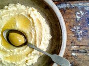 Una foto de hummus aceituna