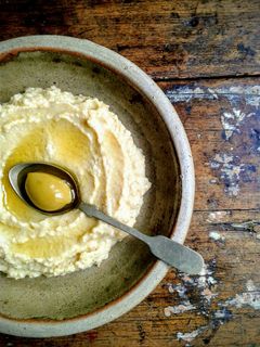 Una foto de Hummus de GARBANZOS con ACEITUNAS