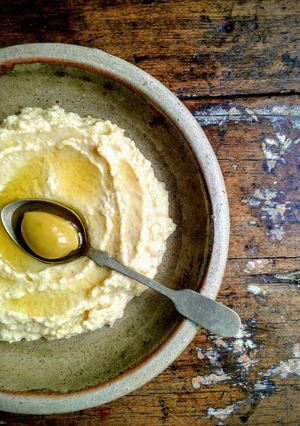 Una foto de Hummus de GARBANZOS con ACEITUNAS