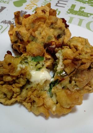 Una foto de Tortilla de cebolleta de verdeo y queso