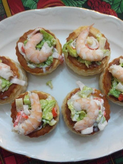 Una foto de Volovanes rellenos de ensalada fresca de marisco