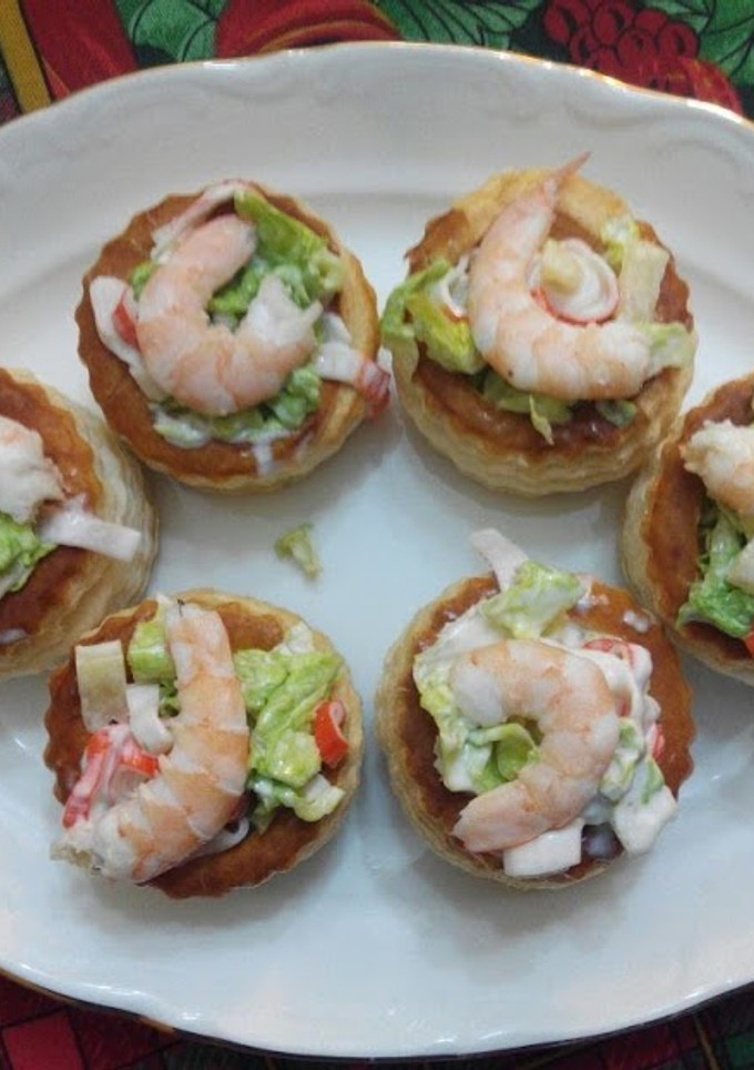Una foto de Volovanes rellenos de ensalada fresca de marisco