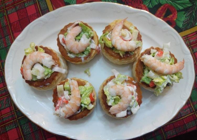 Volovanes rellenos de ensalada fresca de marisco