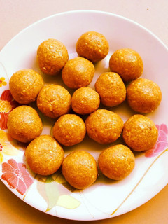 શીંગ દાળિયા ના લાડુ નો પ્રસાદ (Shing Daliya Ladoo Prasad Recipe In Gujarati) રેસીપી મુખ્ય ફોટો