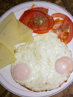 Una foto de Huevos, queso y tomate