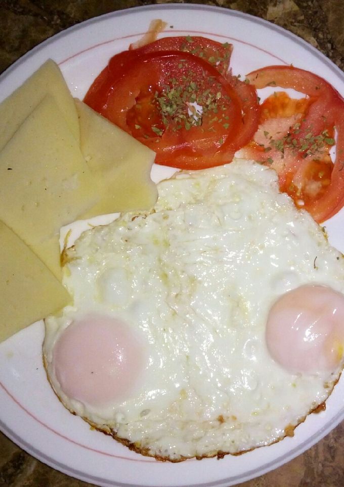 Una foto de Huevos, queso y tomate
