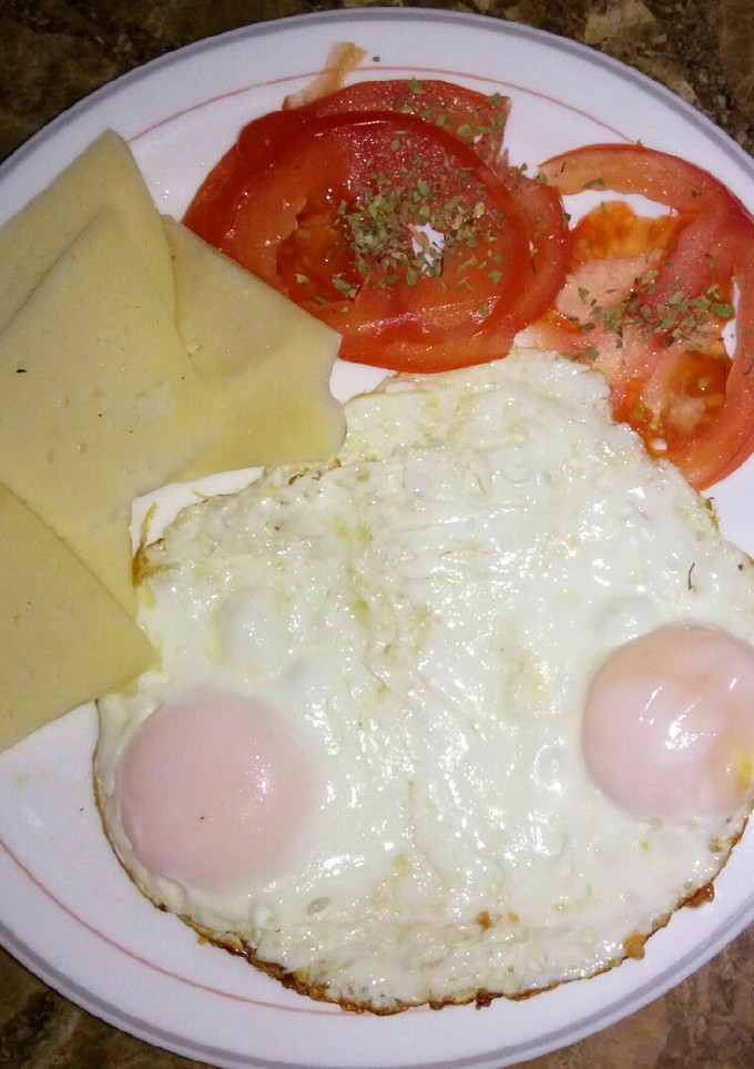 Una foto de Huevos, queso y tomate