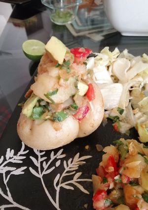 Una foto de Papitas rellenas de "pico de gallo"