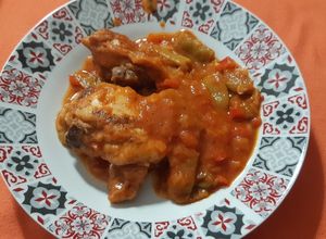 Una foto de Pollo con tomate, al cava