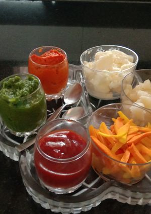 A picture of Different type of chutneys.