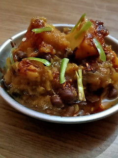 आलू कोहडा और काले चने की सूखी सब्जी(Aloo kohda aur kale chane ki sukhi sabzi recipe in Hindi) रेसिपी मुख्य फोटो