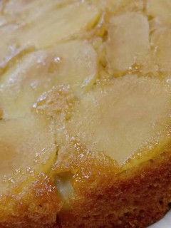 Una foto de Torta invertida de manzanas rojas ♥️