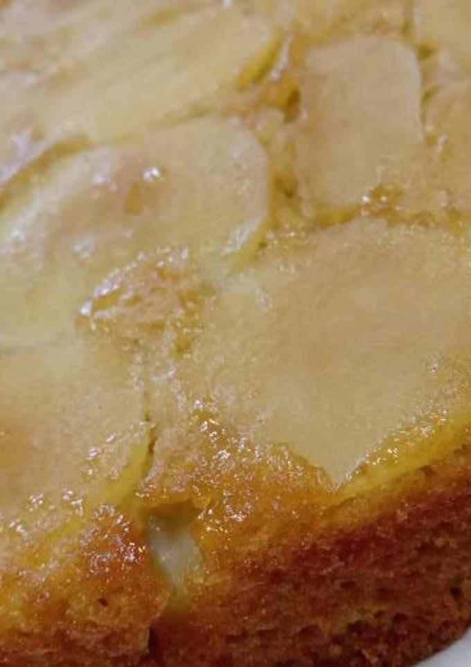 Una foto de Torta invertida de manzanas rojas ♥️