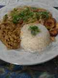 Caraotas blancas con carne de soya arroz blanco y plátano frito