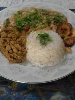 Una foto de Caraotas blancas con carne de soya arroz blanco y plátano frito