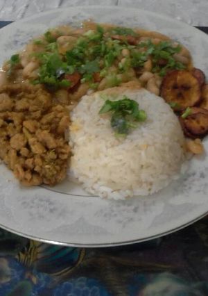 Una foto de Caraotas blancas con carne de soya arroz blanco y plátano frito