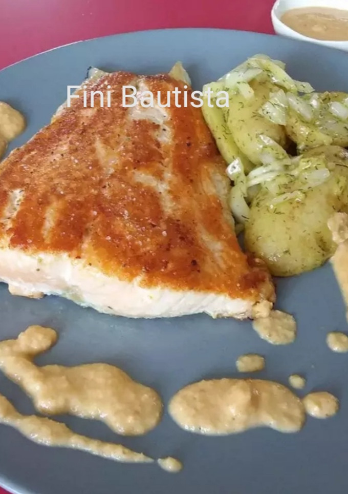 Una foto de Salmón con salsa de almendra