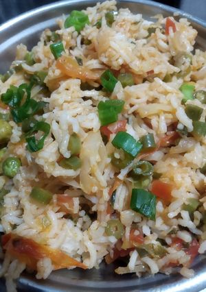 व्हेज पुलाव (veg pulao recipe in marathi) रेसिपी चे मुख्य फोटो 