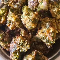 A picture of Palak alu bhajiya.