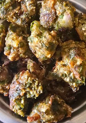 A picture of Palak alu bhajiya.