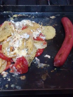 Una foto de Salchichas a la plancha con papas revueltas