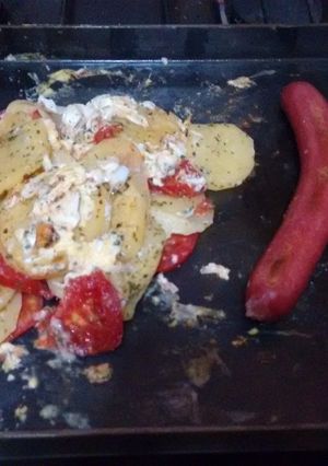 Una foto de Salchichas a la plancha con papas revueltas
