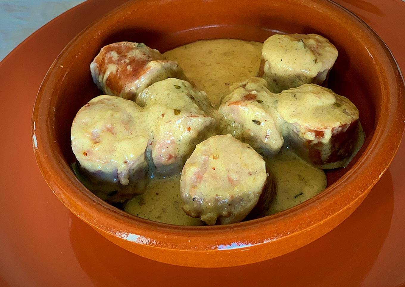 Butifarra en salsa de mostaza