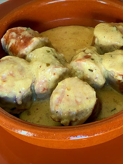 Una foto de Butifarra en salsa de mostaza