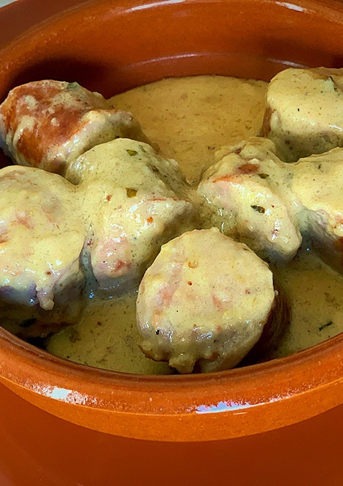 Una foto de Butifarra en salsa de mostaza