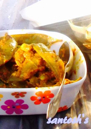 A picture of Masaledar tender peas with shells.