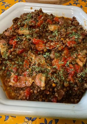 Une photo de Lentilles brunes aux poivrons rouges et lard fumé