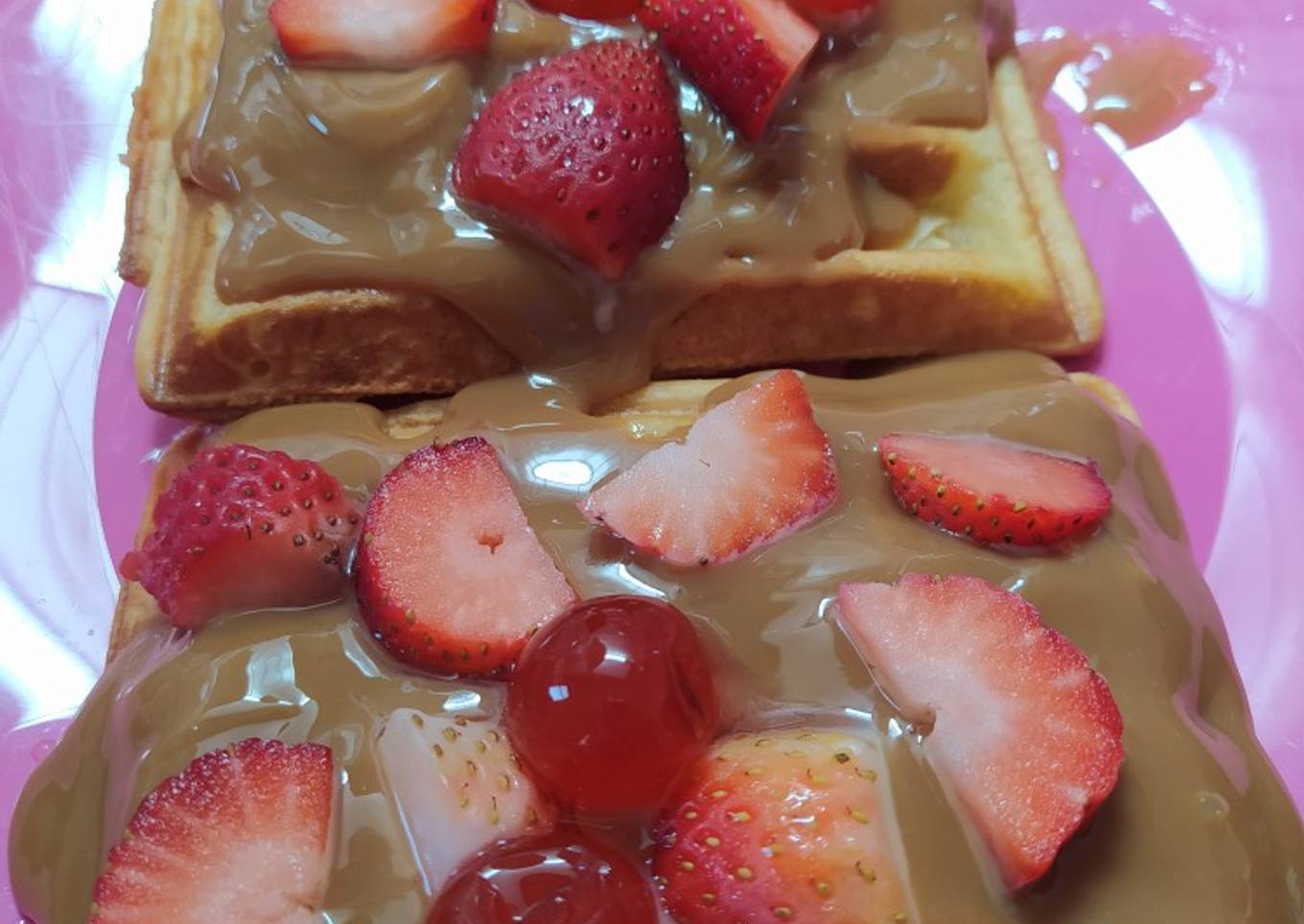 Waffles con dulce y frutos rojos